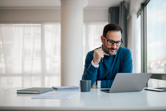 Consultant working at a laptop